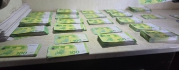 „Fabrica de bani” din Suceava: milioane de euro falși, tipăriți într-o casă în construcție!