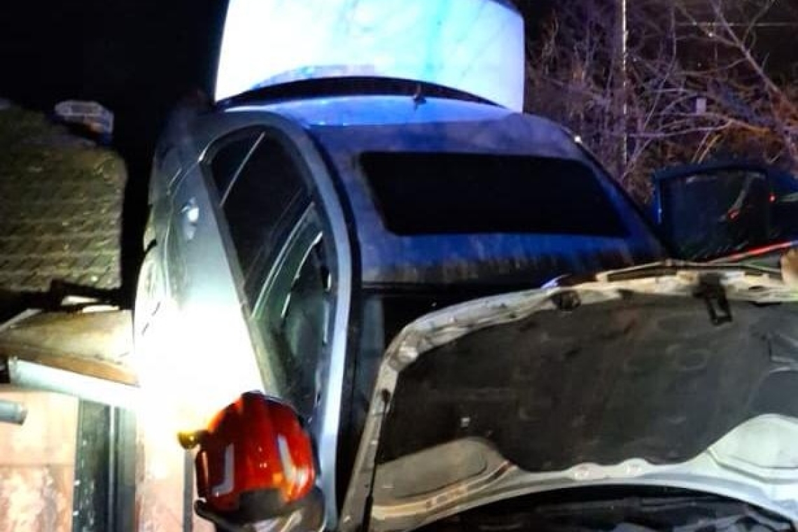 Accident neobișnuit în Gornet Cricov. Un autoturism a aterizat pe acoperișul unei case! 