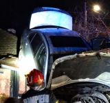 Accident neobișnuit în Gornet Cricov. Un autoturism a aterizat pe acoperișul unei case! 