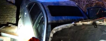 Accident neobișnuit în Gornet Cricov. Un autoturism a aterizat pe acoperișul unei case! 