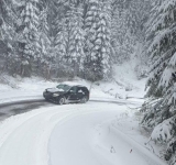 Circulație în condiții de iarnă pe Drumul Județean 713, în orașul Sinaia