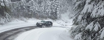 Circulație în condiții de iarnă pe Drumul Județean 713, în orașul Sinaia
