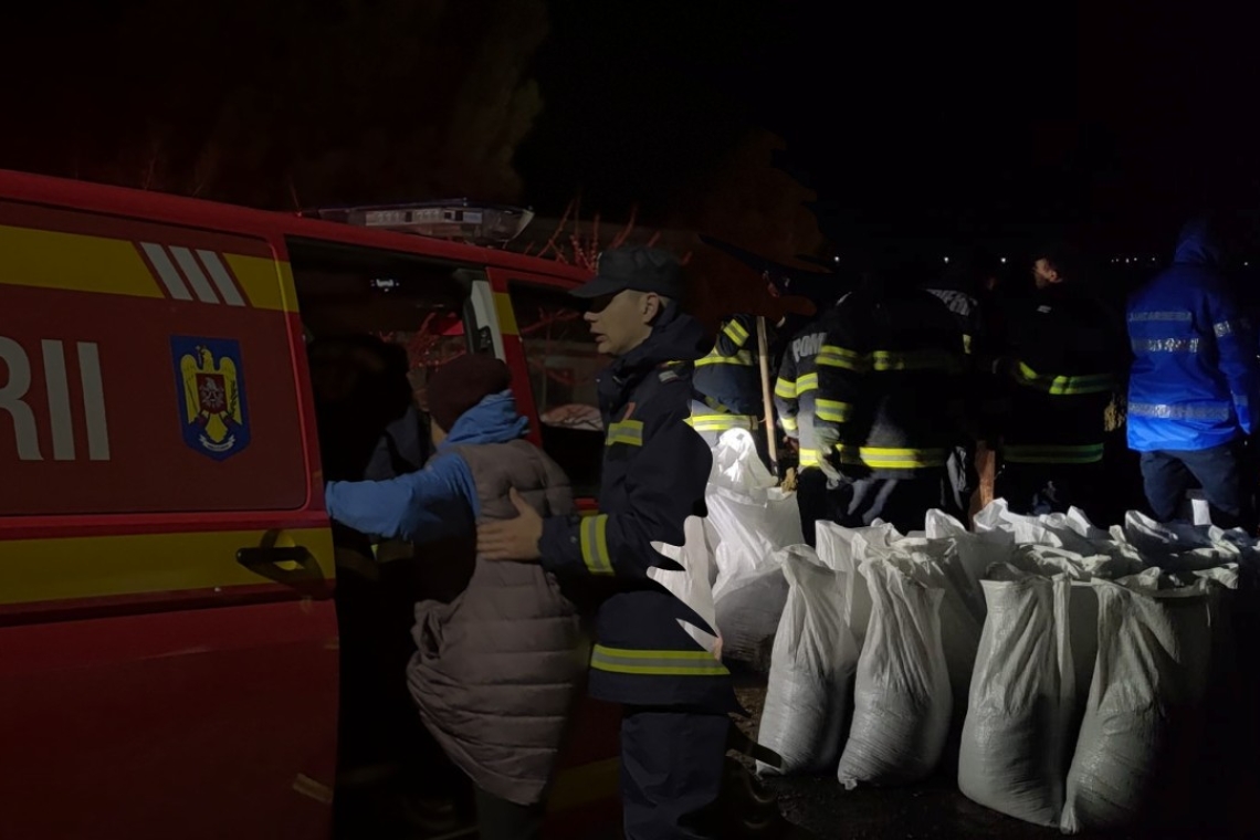 Pericol major de inundații în Vrancea. Zeci de persoane evacuate, alte sute refuză relocarea