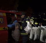Pericol major de inundații în Vrancea. Zeci de persoane evacuate, alte sute refuză relocarea