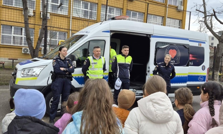 Siguranța începe cu educația: acțiuni ale polițiștilor prahoveni în școli