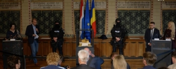 Primele imagini cu coiful de la Coțofenești și cele două brățări dacice recuperate în Olanda. Ancheta continuă pentru al treilea artefact furat