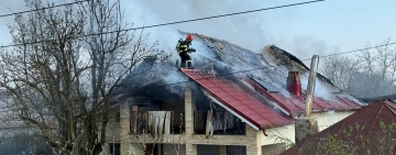 Update/ Incendiu într-o gospodărie din Balta Doamnei. Pompierii intervin cu patru autospeciale de stingere