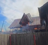 Mai multe case din comuna Brebu au fost cuprinse de flăcări. Pompierii intervin pentru stingerea flăcărilor