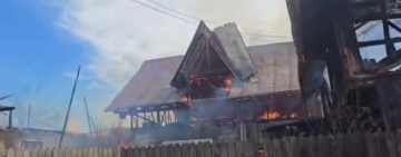 Mai multe case din comuna Brebu au fost cuprinse de flăcări. Pompierii intervin pentru stingerea flăcărilor