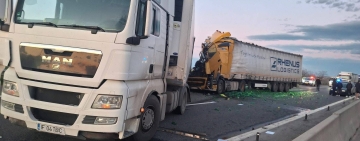 Trafic blocat pe autostrada A3, în zona Dumbrava, după ce două TIR-uri au intrat în coliziune
