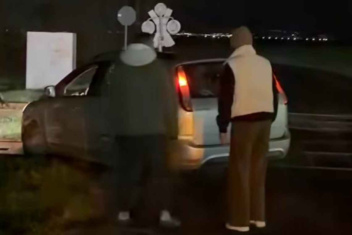 Un șofer băut a rămas blocat cu mașina pe calea ferată, în Dumbrava