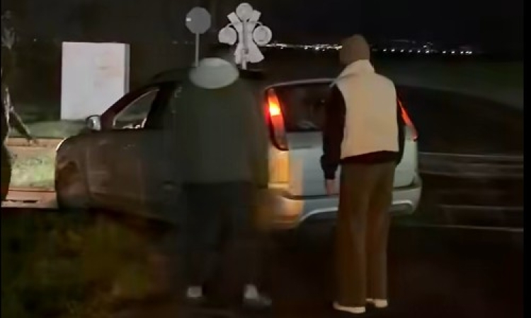 Un șofer băut a rămas blocat cu mașina pe calea ferată, în Dumbrava