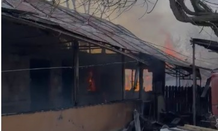 UPDATE | Casă în flăcări în Cocorăștii Colț