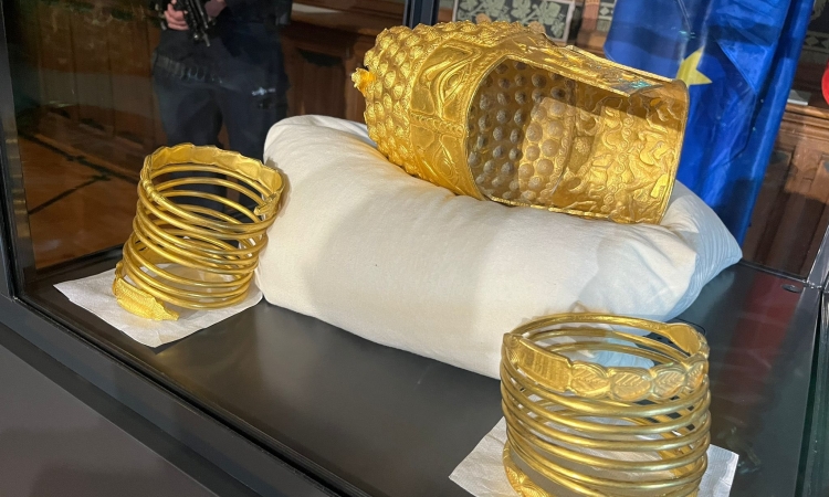 Tezaurul dacic revine acasă! Coiful de la Coțofenești și brățările dacice recuperate vor fi expuse la București
