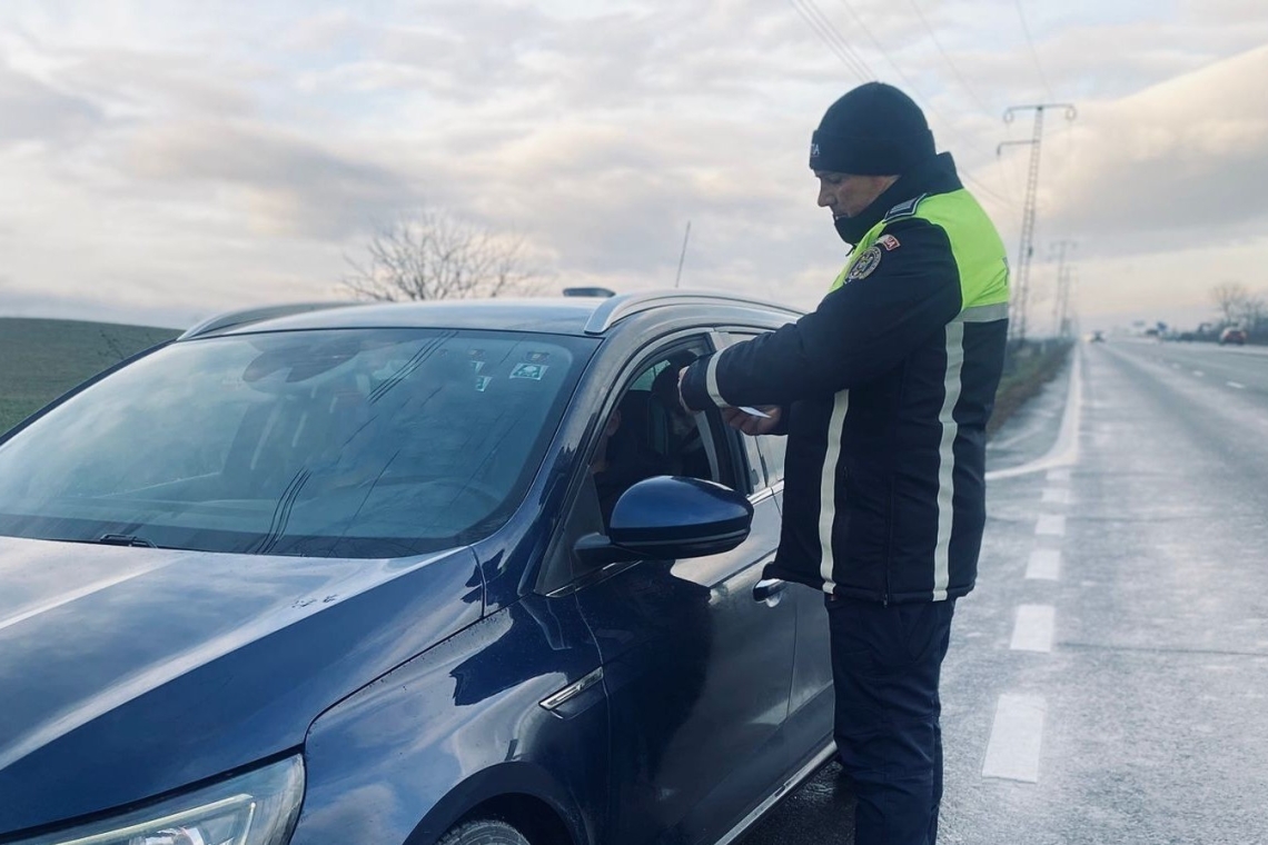 Șofer beat, oprit de polițiști după ce a ignorat semnalele la trecerea la nivel cu calea ferată, din Blejoi