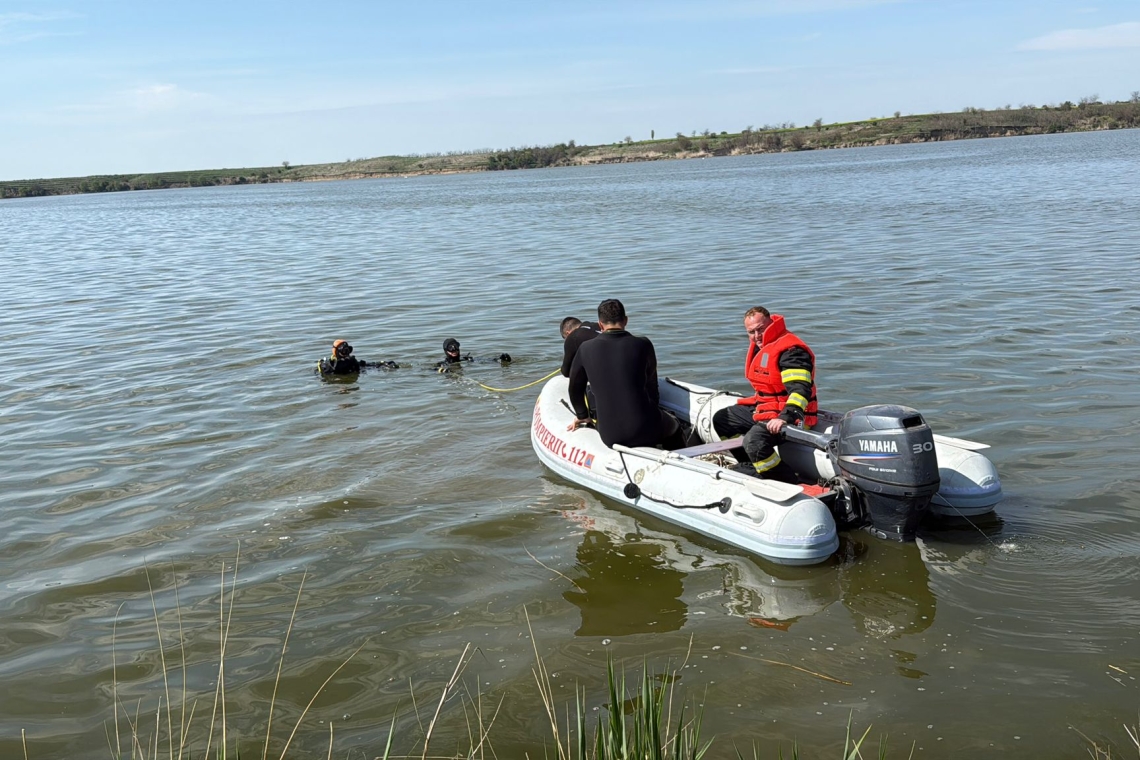 UPDATE | De aproape 12 ore, scafandrii și pompierii scotocesc balta de la Boldești Grădiștea, în căutarea bărbatului dispărut