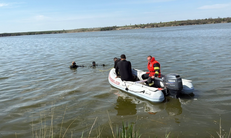 UPDATE | De aproape 12 ore, scafandrii și pompierii scotocesc balta de la Boldești Grădiștea, în căutarea bărbatului dispărut