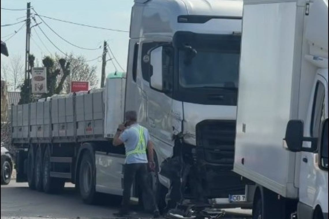 UPDATE | Trafic îngreunat în zona Brătășanca, în urma coliziunii dintre un TIR și o autoutilitară