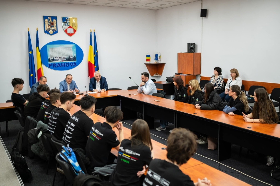 Echipa de robotică infO(1)Robotics, de la "Caragiale", premiată de conducerea Consiliului Județean Prahova