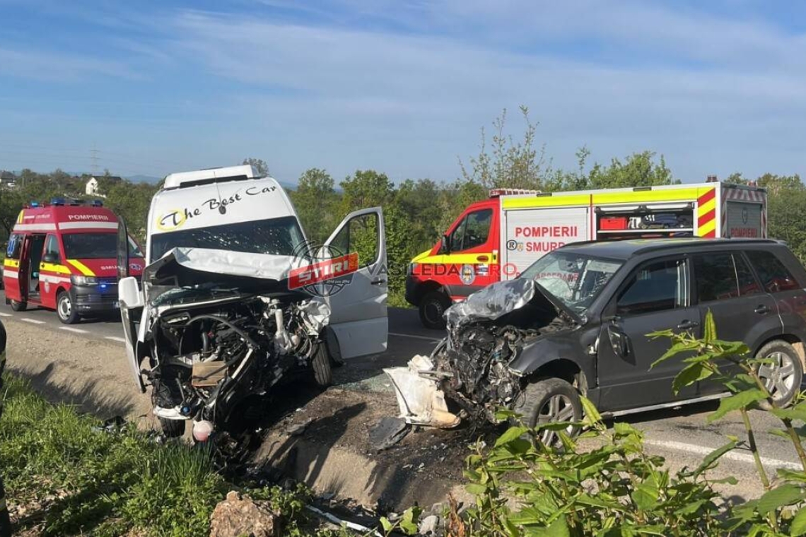 Accident rutier cu 13 victime pe un drum județean din Maramureș, în urma coliziunii dintre un microbuz și un autoturism