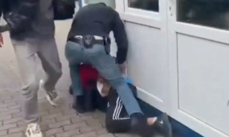 Doi ploieșteni, reținuți de polițiști după ce au înșelat o bătrână. Se dădeau ”inspectori de cimitir” și îi cereau bani