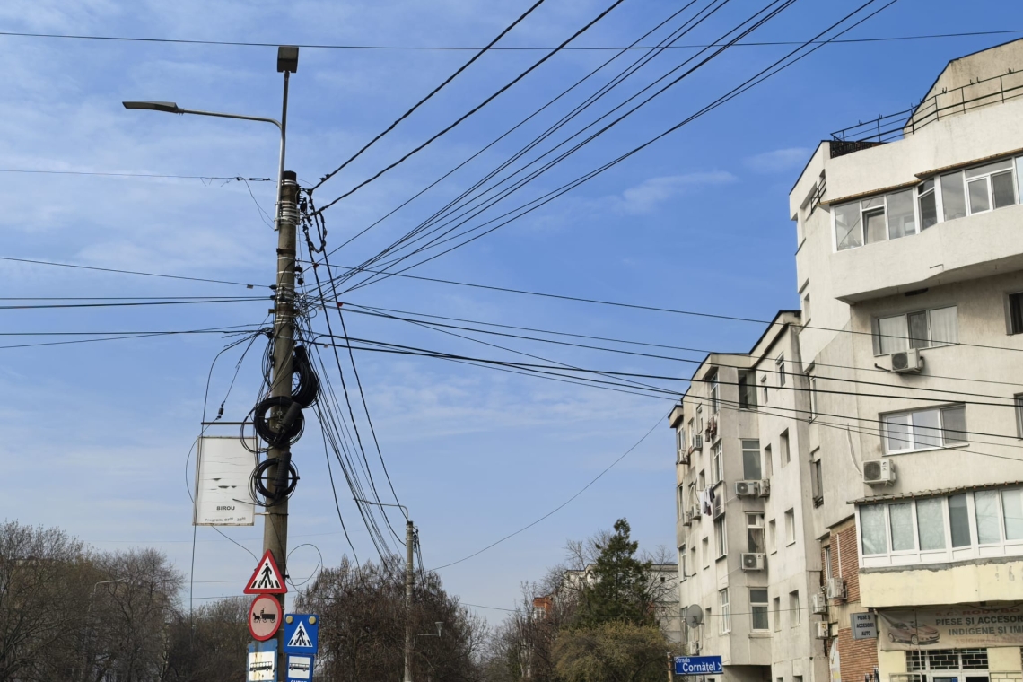Începe tăierea cablurilor nemarcate de pe stâlpii din Ploiești! Ce riscă ploieștenii