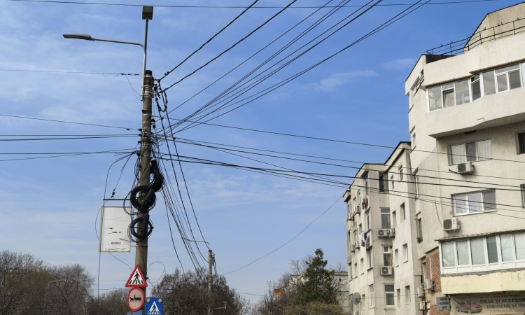 Începe tăierea cablurilor nemarcate de pe stâlpii din Ploiești! Ce riscă ploieștenii