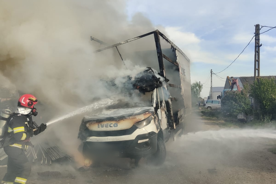 Un autocamion încărcat cu țevi a luat foc în Săhăteni. Pompierii din Mizil au intervenit pentru stingerea flăcărilor