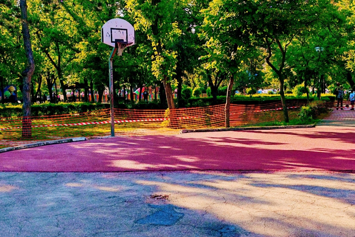 Teren de baschet modernizat în Parcul Mihai Viteazul din Ploiești. Suprafață nouă, mai sigură pentru sportivi, pe banii unui ploieștean