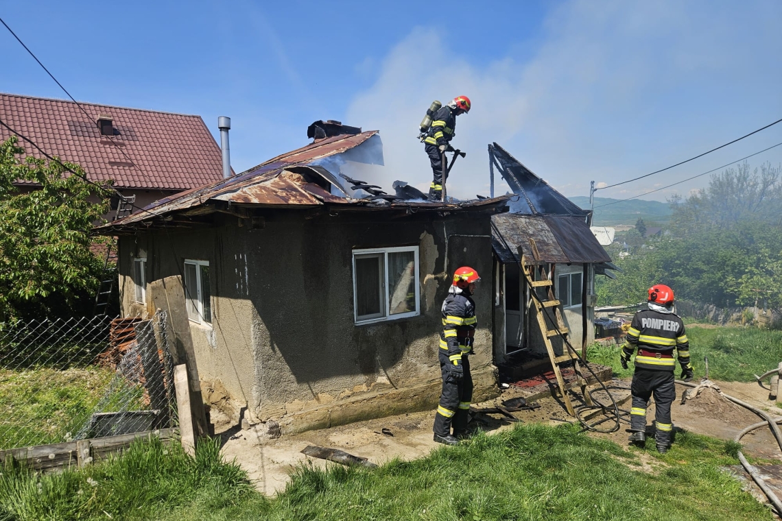 O căsuță din comuna Bălțești, cuprinsă de flăcări. Pompierii au localizat incendiul