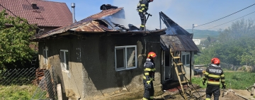 O căsuță din comuna Bălțești, cuprinsă de flăcări. Pompierii au localizat incendiul