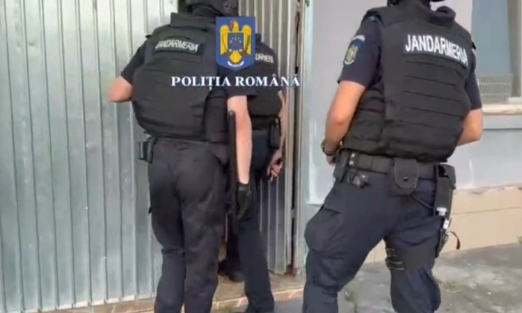 Vinzi produse contrafăcute pe internet? Atenție, te urmărește și Poliția! Percheziții în Prahova