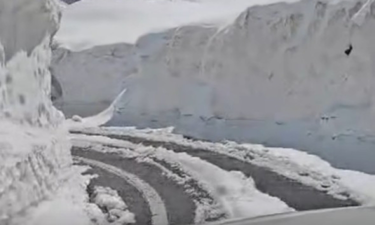 Deszăpezire dificilă pe Transfăgărășan. La jumătatea lunii mai, stratul de zăpadă depășește trei metri în unele zone
