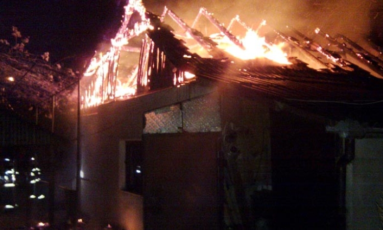 Incendiu puternic la o locuință din Cerașu. Pompierii au intervenit cu mai multe autospeciale