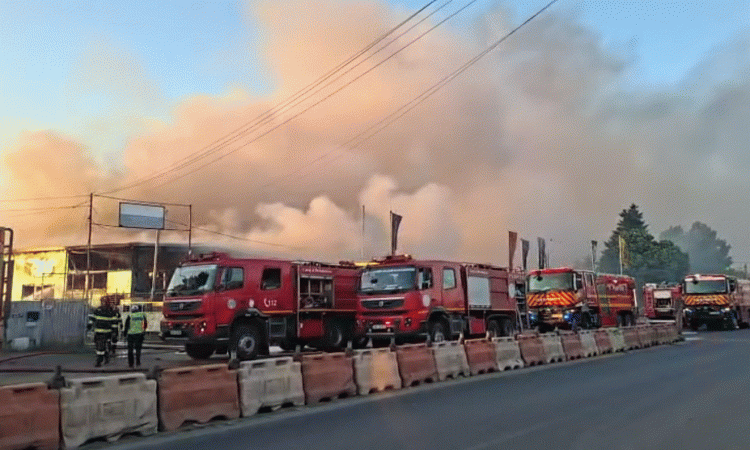 Incendiu puternic la un depozit de cauciucuri din Bragadiru. A fost emis mesaj RO-ALERT