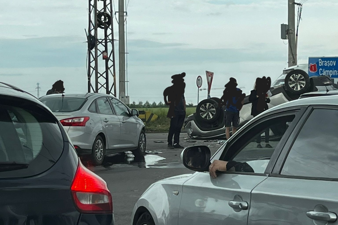 Accident în zona Păulești. Un autoturism s-a răsturnat în sensul giratoriu de la ieșirea spre DN1