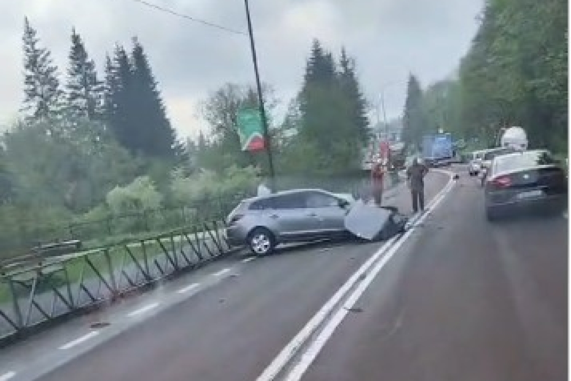 Trafic blocat pe DN1, la Predeal, după un accident între o autocisternă și un autoturism