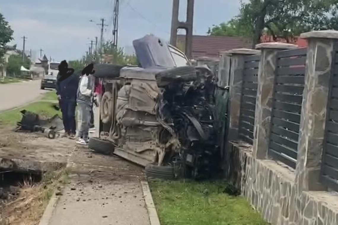 Doi tineri au ajuns la spital după ce autoturismul în care se aflau s-a răsturnat, la Brătășanca
