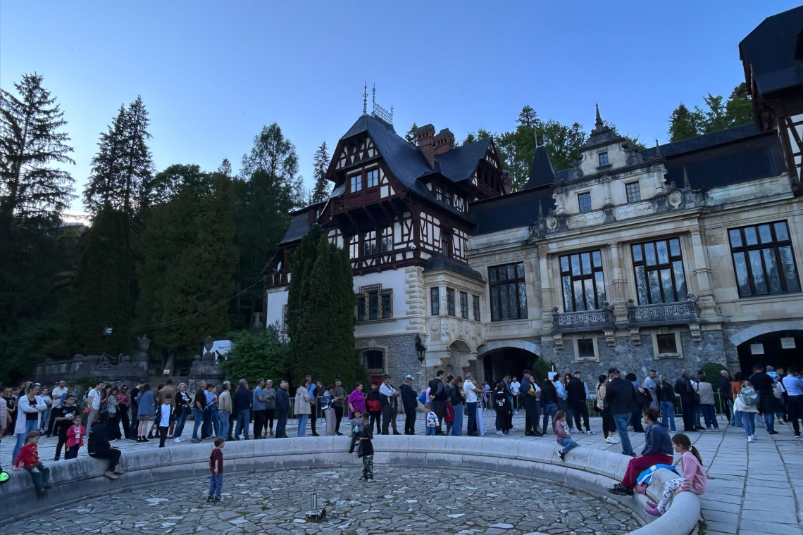 Sute de turiști au stat la coadă pentru a vizita Muzeul Național Peleș, de Noaptea Muzeelor