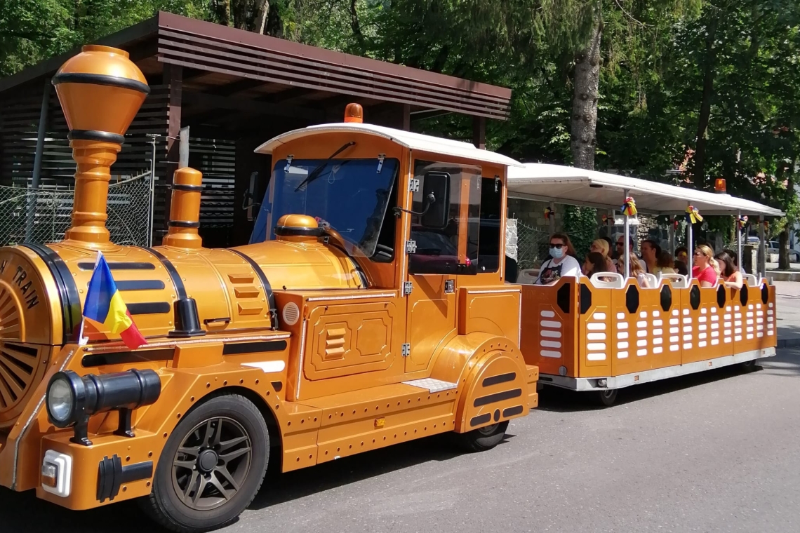 Bușteniul readuce trenulețele turistice pe trasee. Primăria scoate la licitație transportul de agrement pentru următorii ani