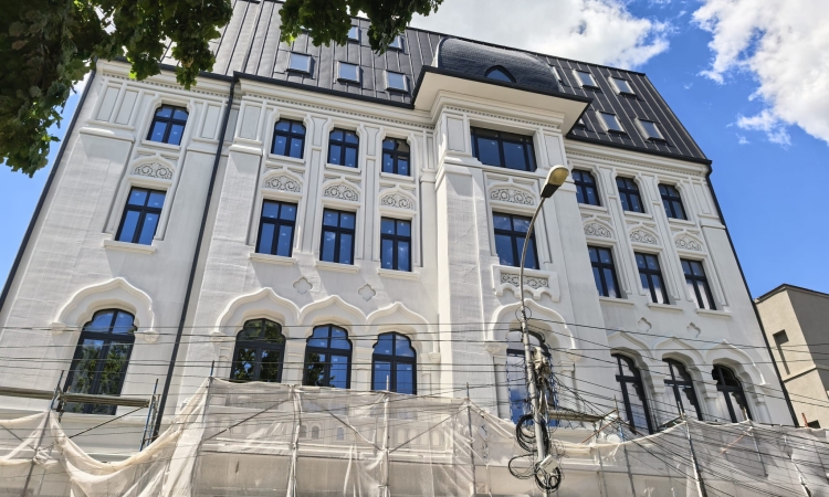 Transformare spectaculoasă a unei clădiri de patrimoniu din centrul Ploieștiului, proiectată de Toma Socolescu