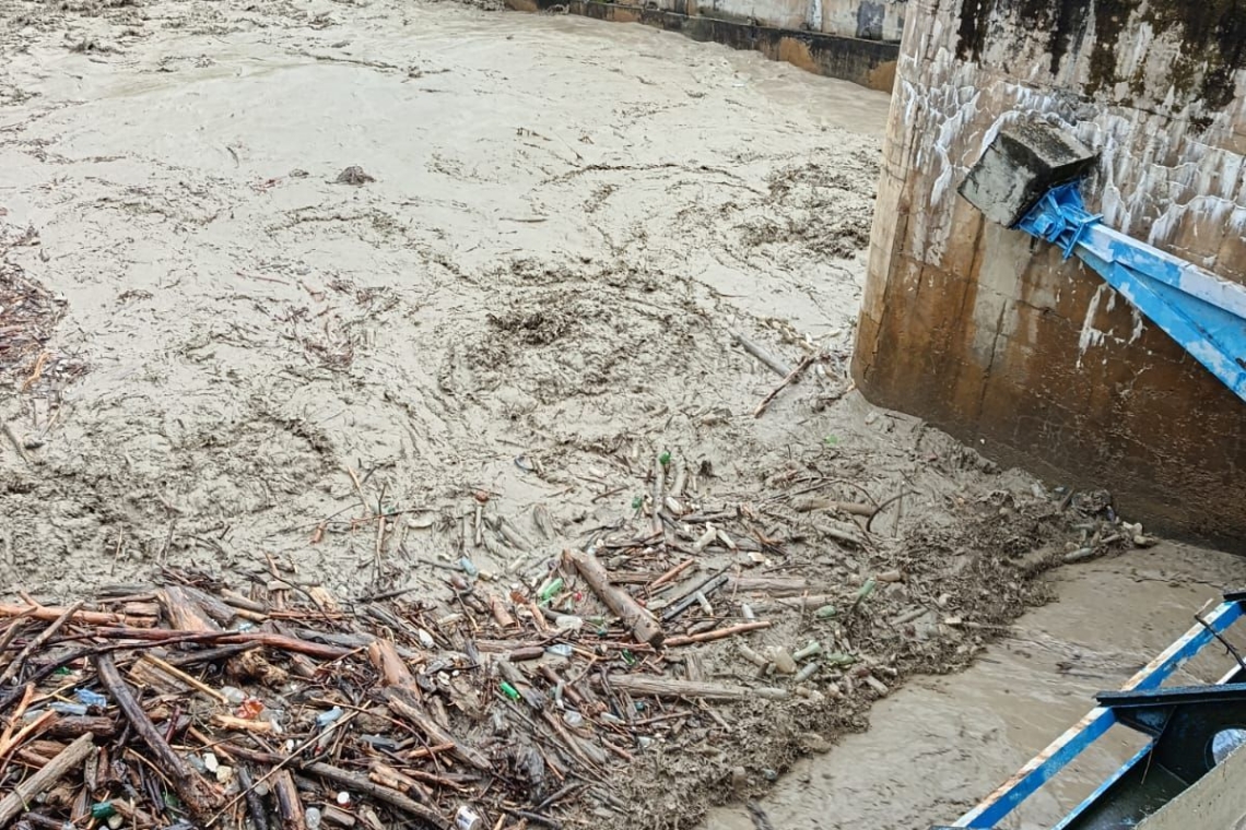 UPDATE | Alimentarea cu apă potabilă a fost întreruptă temporar la Stația de Tratare Vălenii de Munte din cauza unui val fără precedent de aluviuni