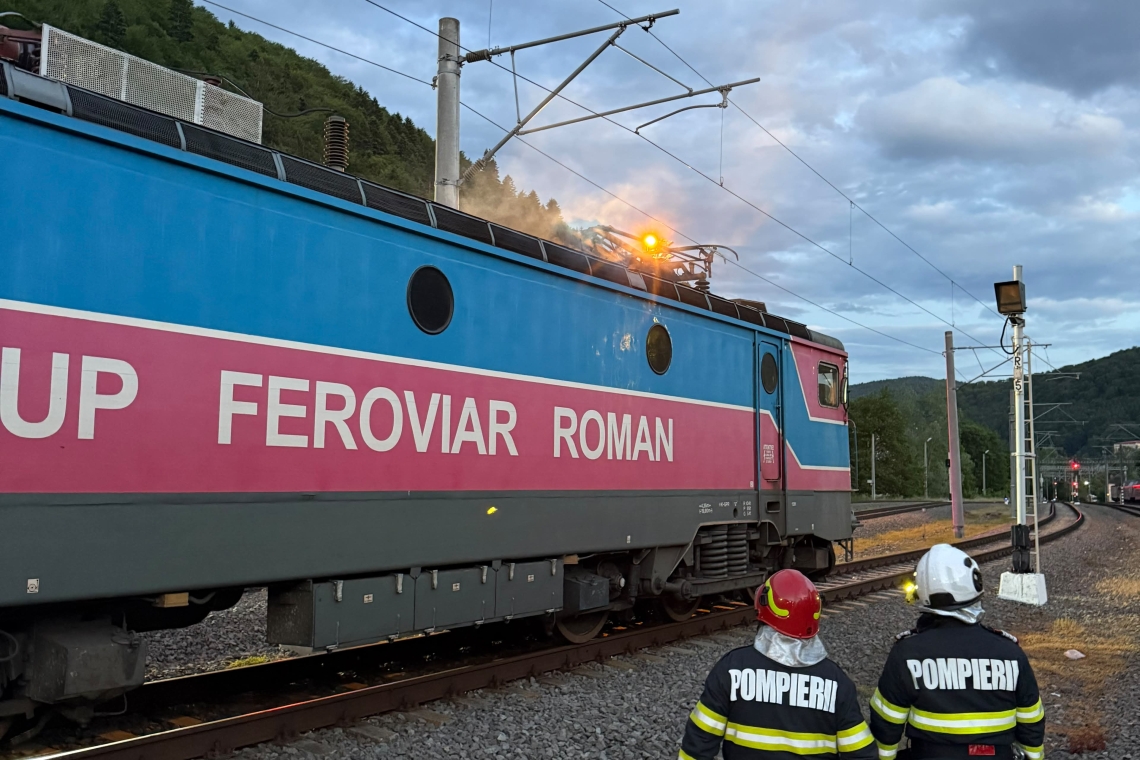Locomotiva unui tren de marfă, afectată de un incendiu, în Gara Sinaia