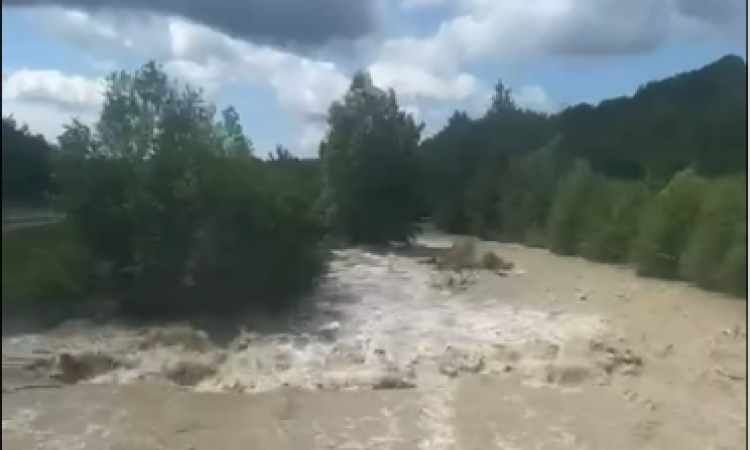 Risc major de viituri și inundații pe râul Teleajen, până luni dimineață. Ce ne recomandă pompierii de la ISU Prahova