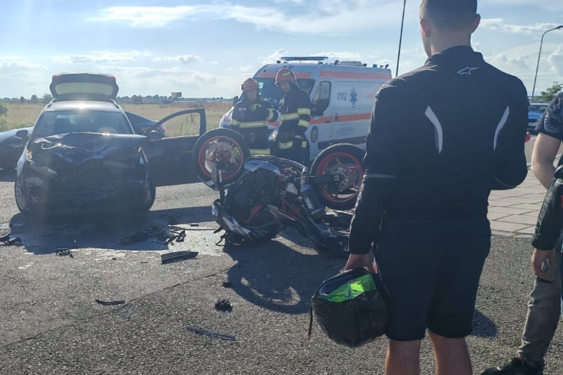 Coliziune între un autoturism și o motocicletă, la Parcul Municipal Ploiești Vest. Doi tineri au fost răniți