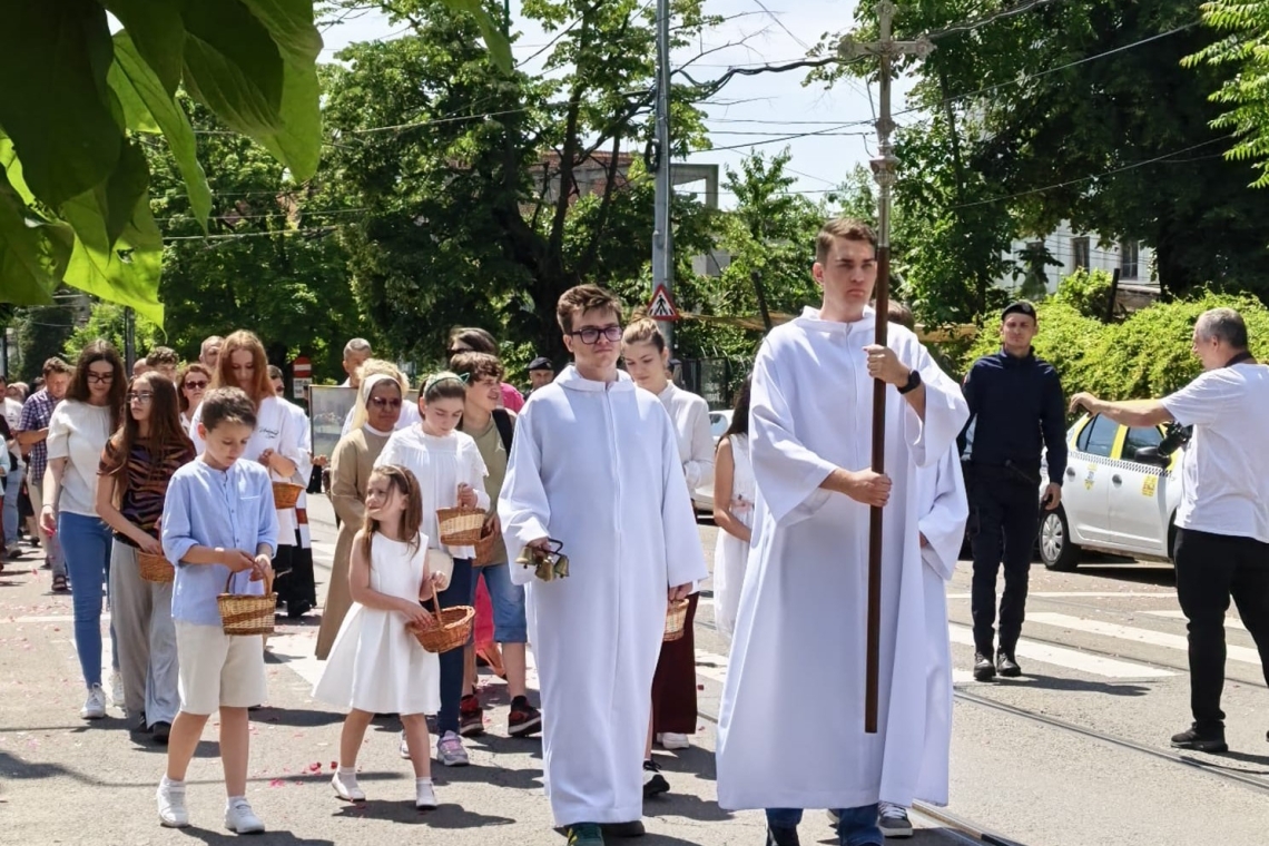 Procesiune romano-catolică, la Ploiești, de sărbătoarea Corpus Domini. Petale de flori au umplut traseul urmat de credincioși (video)