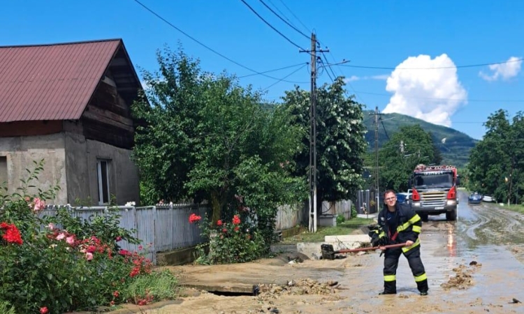 Avertizare de posibile inundații și pe Cricovul Sărat. Pompierii intervin deja în comuna Apostolache