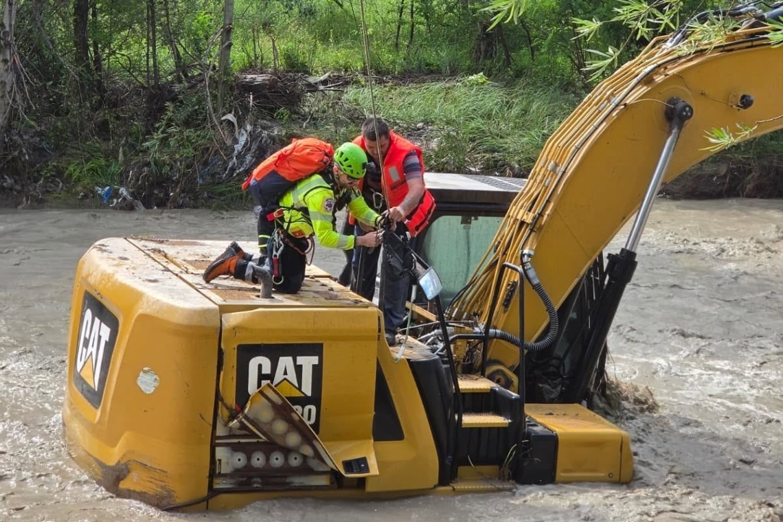 Salvamontistul prahovean Sergiu Frusinoiu a recuperat prin troliere bărbatul izolat pe un excavator, în urma viiturii de la Buciumeni - Dâmbovița
