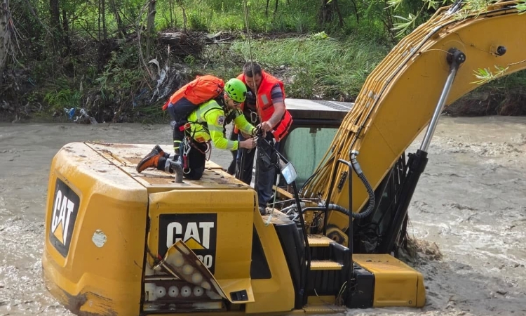 Salvamontistul prahovean Sergiu Frusinoiu a recuperat prin troliere bărbatul izolat pe un excavator, în urma viiturii de la Buciumeni - Dâmbovița