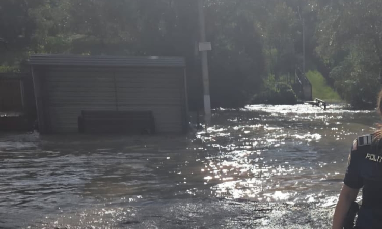 Drumuri blocate din cauza inundațiilor, în Prahova